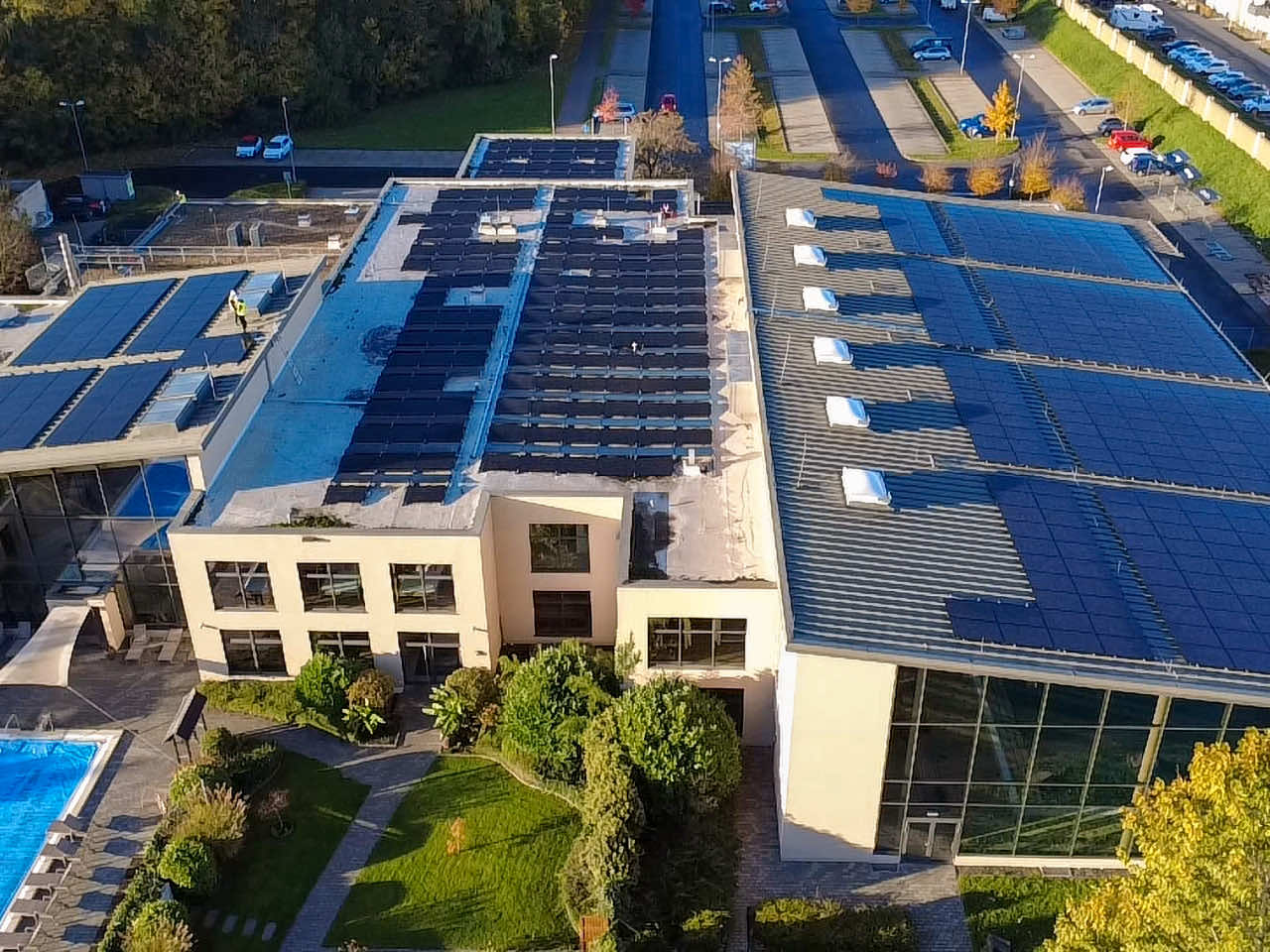 Luftaufnahme des Schwimmbad monte mare mit einer Dach Photovoltaik Anlage der Stadtwerke Erft